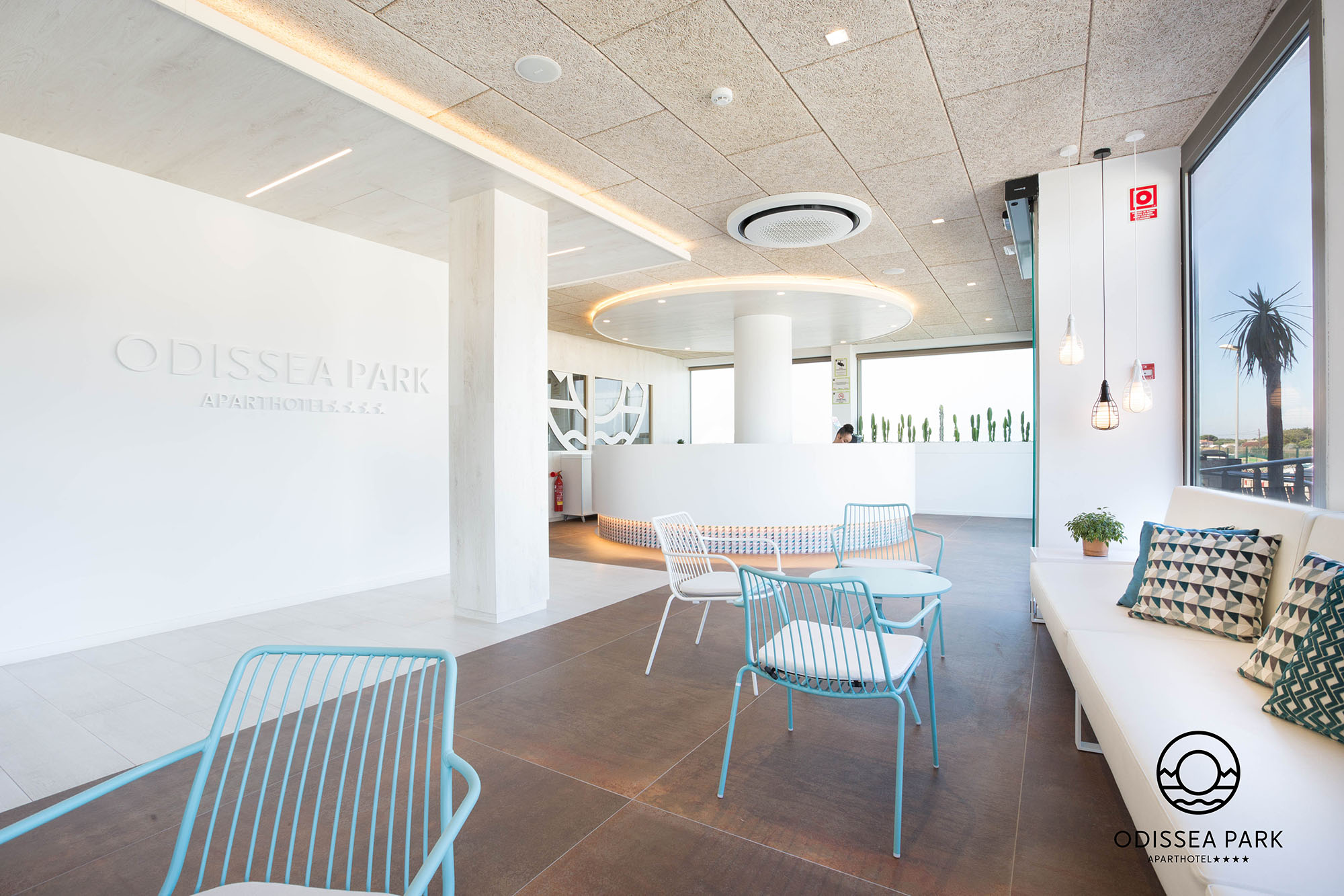 Mostrador Recepción Hotel Odissea Park por Rosa Colet Interior Design