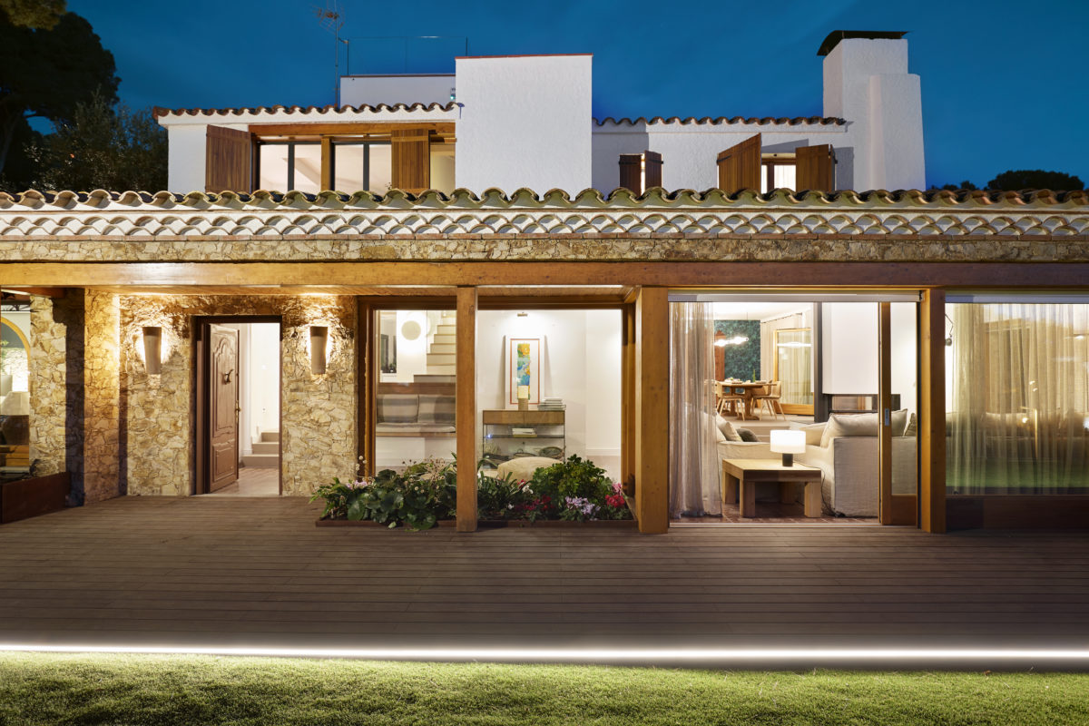 Casa en Llafranc por Rosa Colet Interior Design de noche.