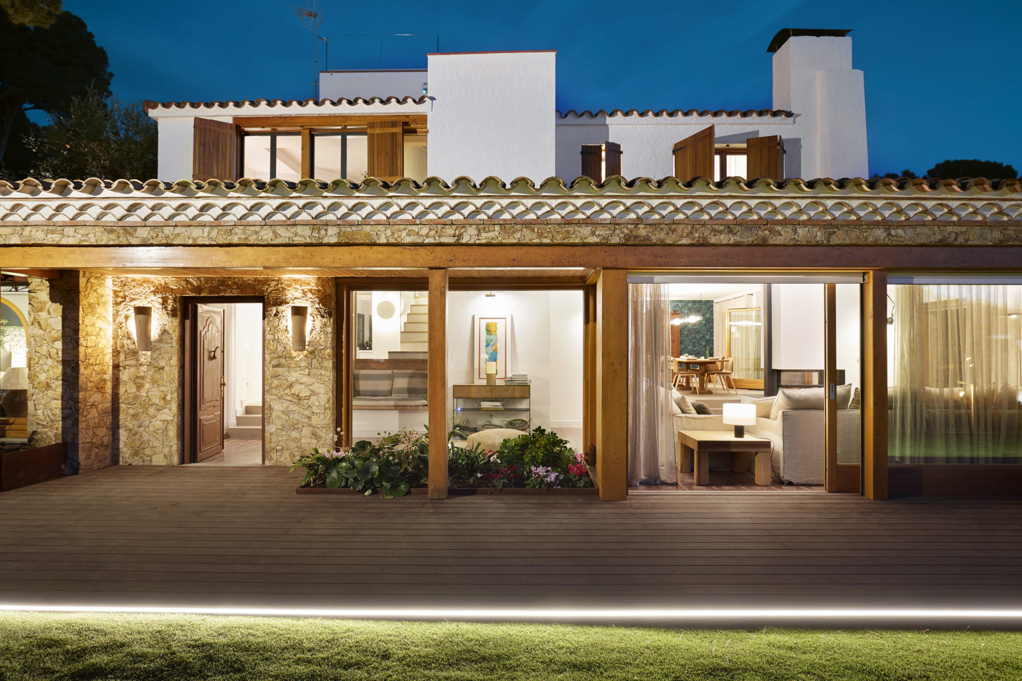 Casa en Llafranc por Rosa Colet Interior Design de noche.