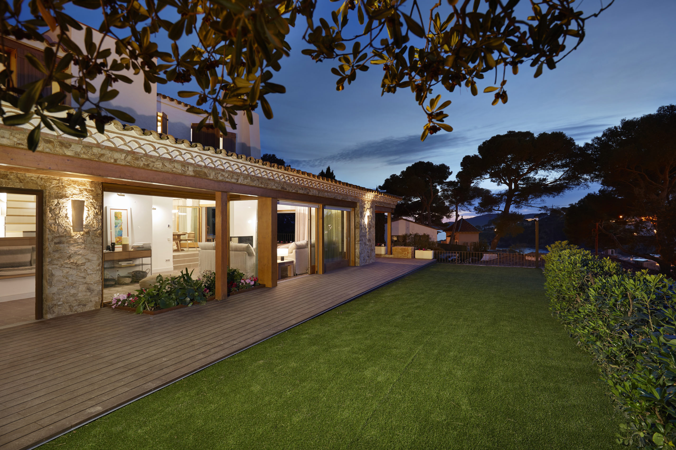 Casa en Llafranc por Rosa Colet Interior Design de noche.