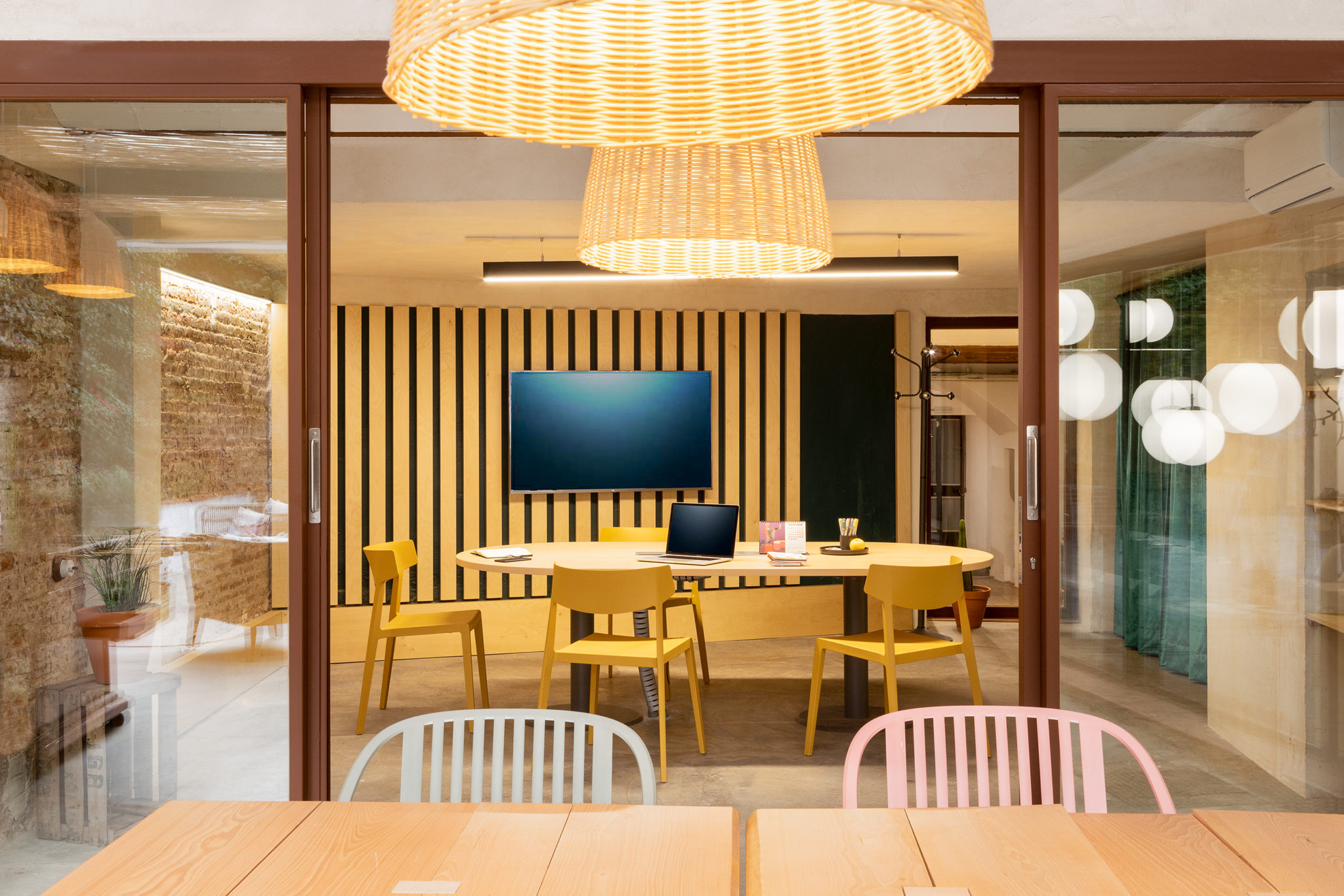 Oficinas en un loft de Barcelona by Rosa Colet Interior Design