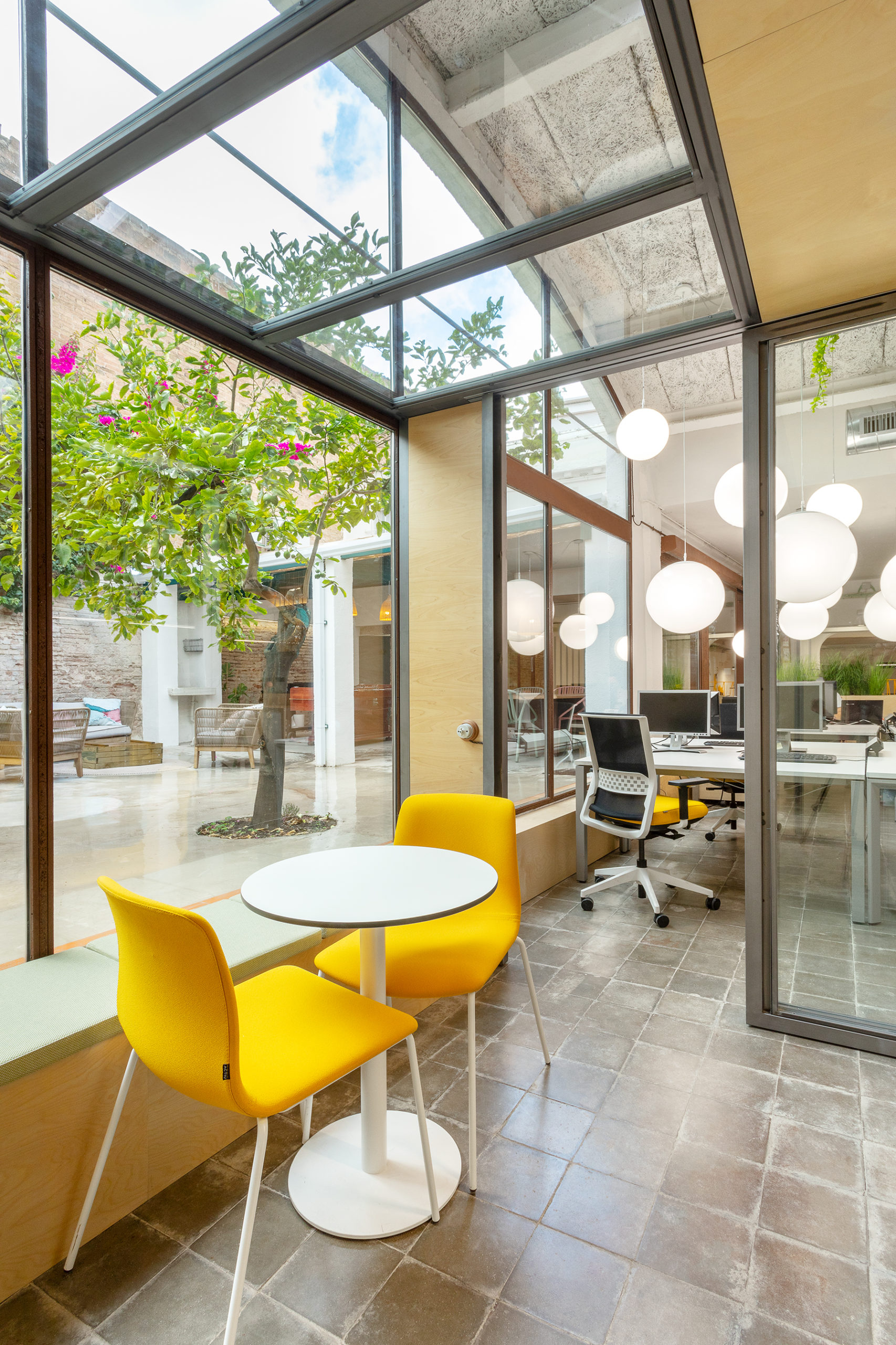 Oficinas en un loft de Barcelona by Rosa Colet Interior Design