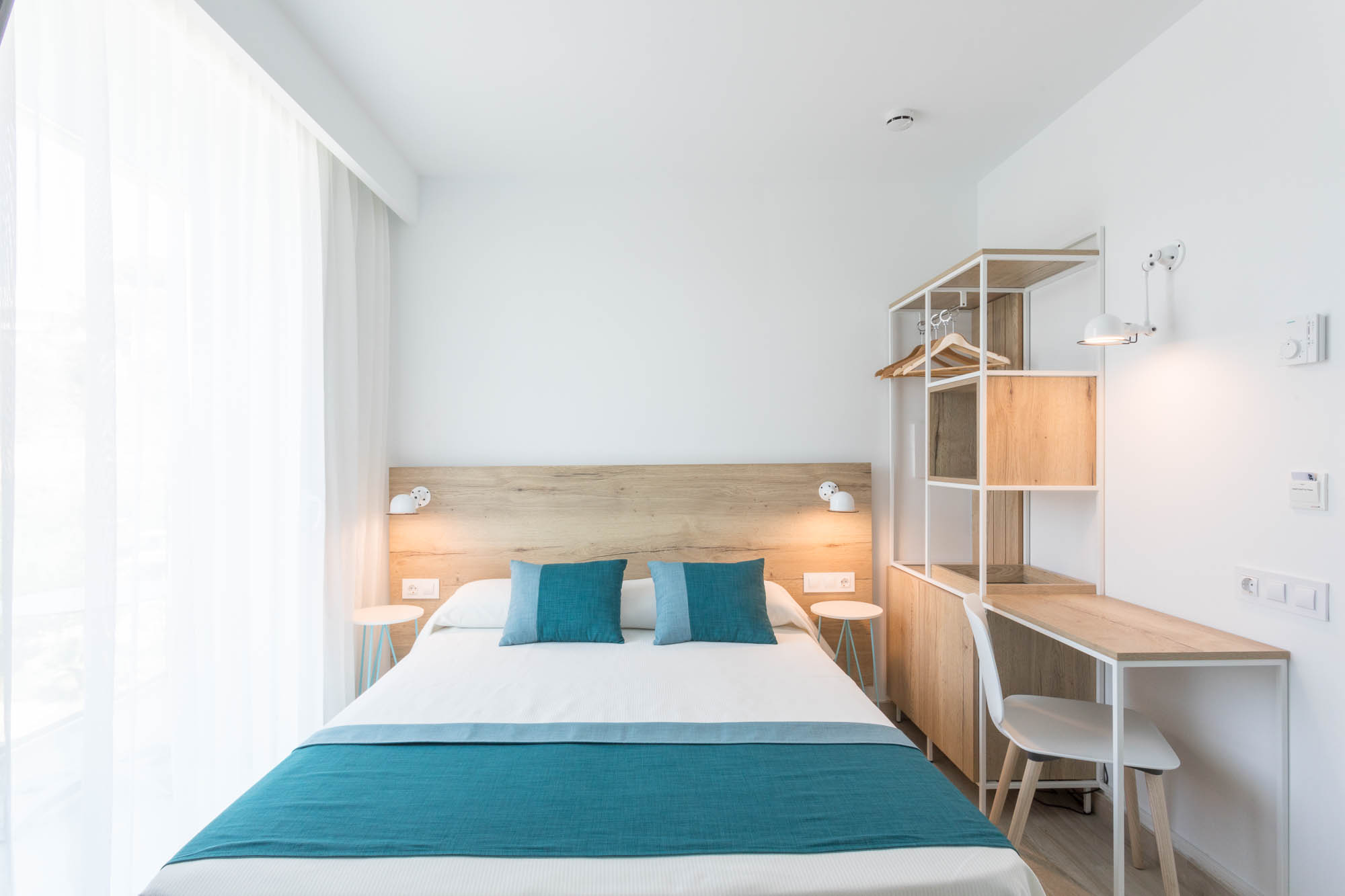 Habitación doble con estudio HOTEL ROCATEL diseño por ROSA COLET INTERIOR DESIGN