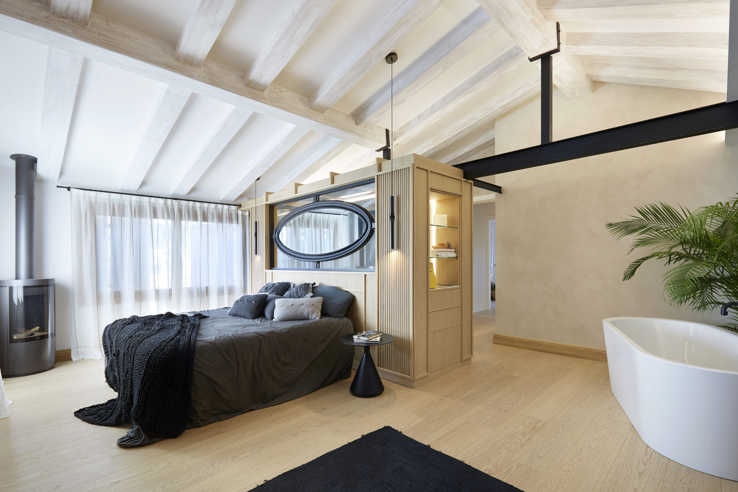 Master Suite Llafranc mediterranea por Rosa Colet Interior Design