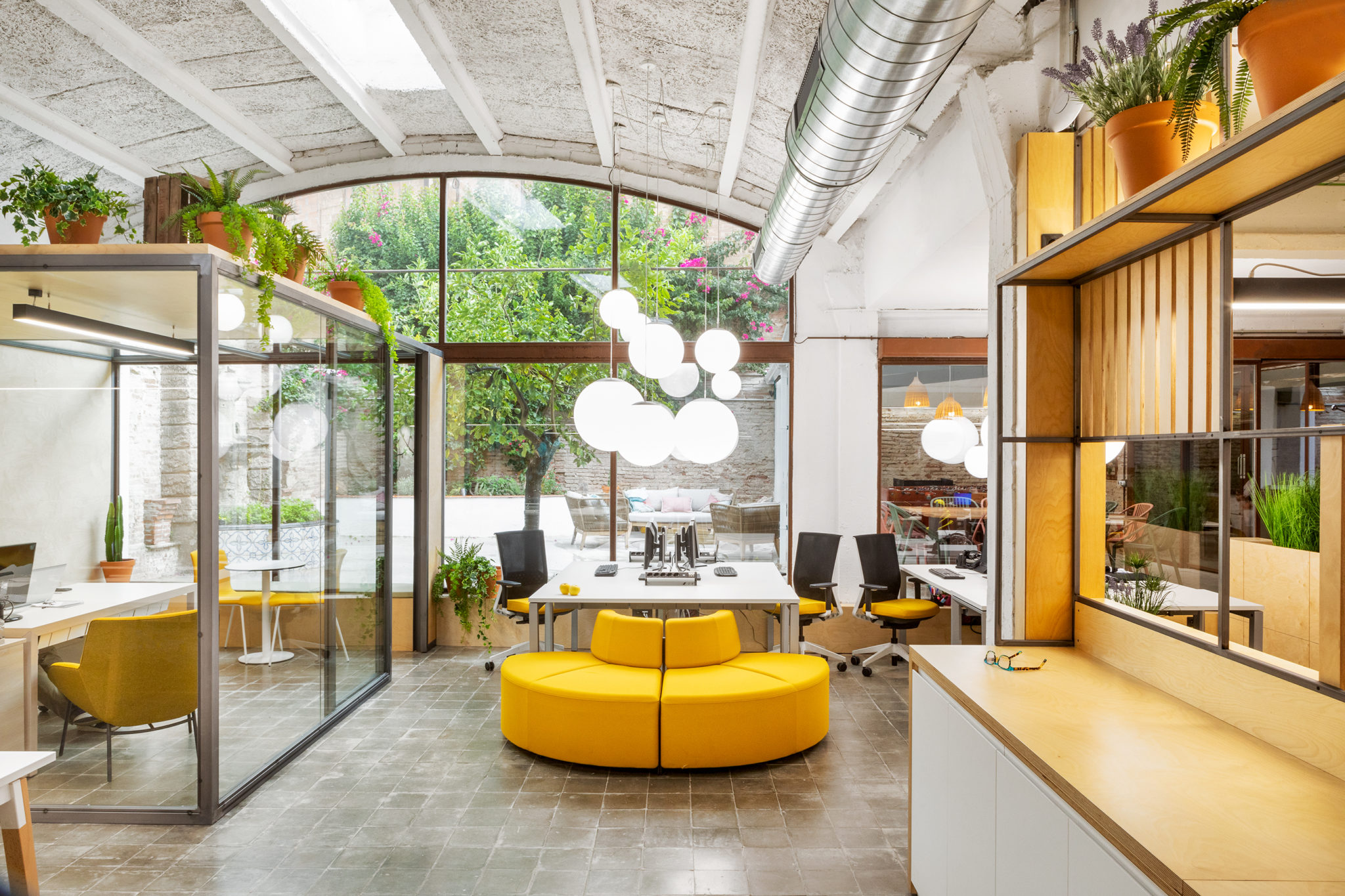 Oficinas en un loft de Barcelona by Rosa Colet Interior Design