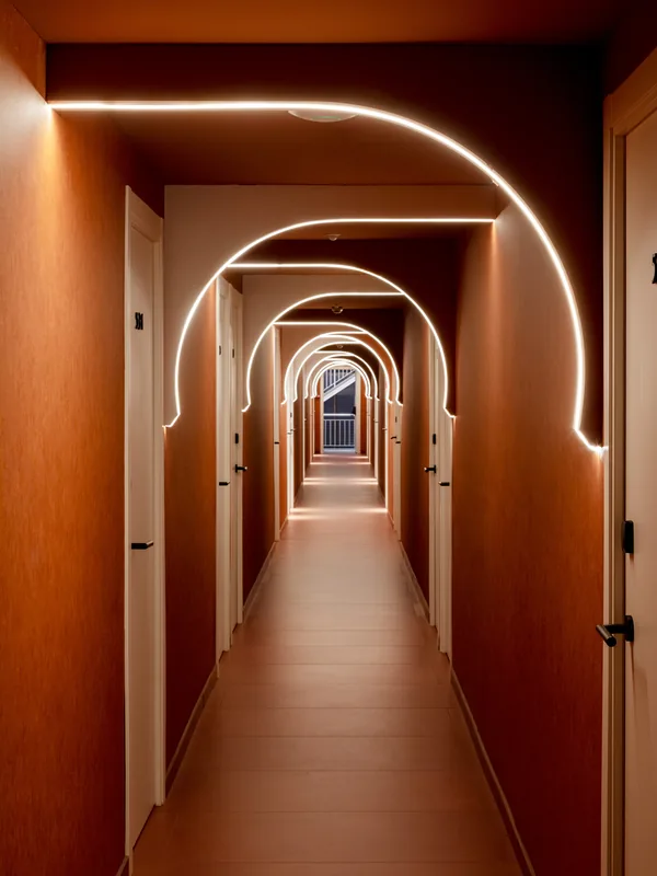 Pasillo del Hotel Alhambra Spa con arcos de luz led en secuencia