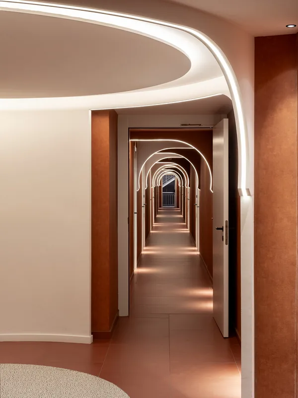 Vestíbulo de techo curvo del Hotel Alhambra Spa con acceso al pasillo de arcos