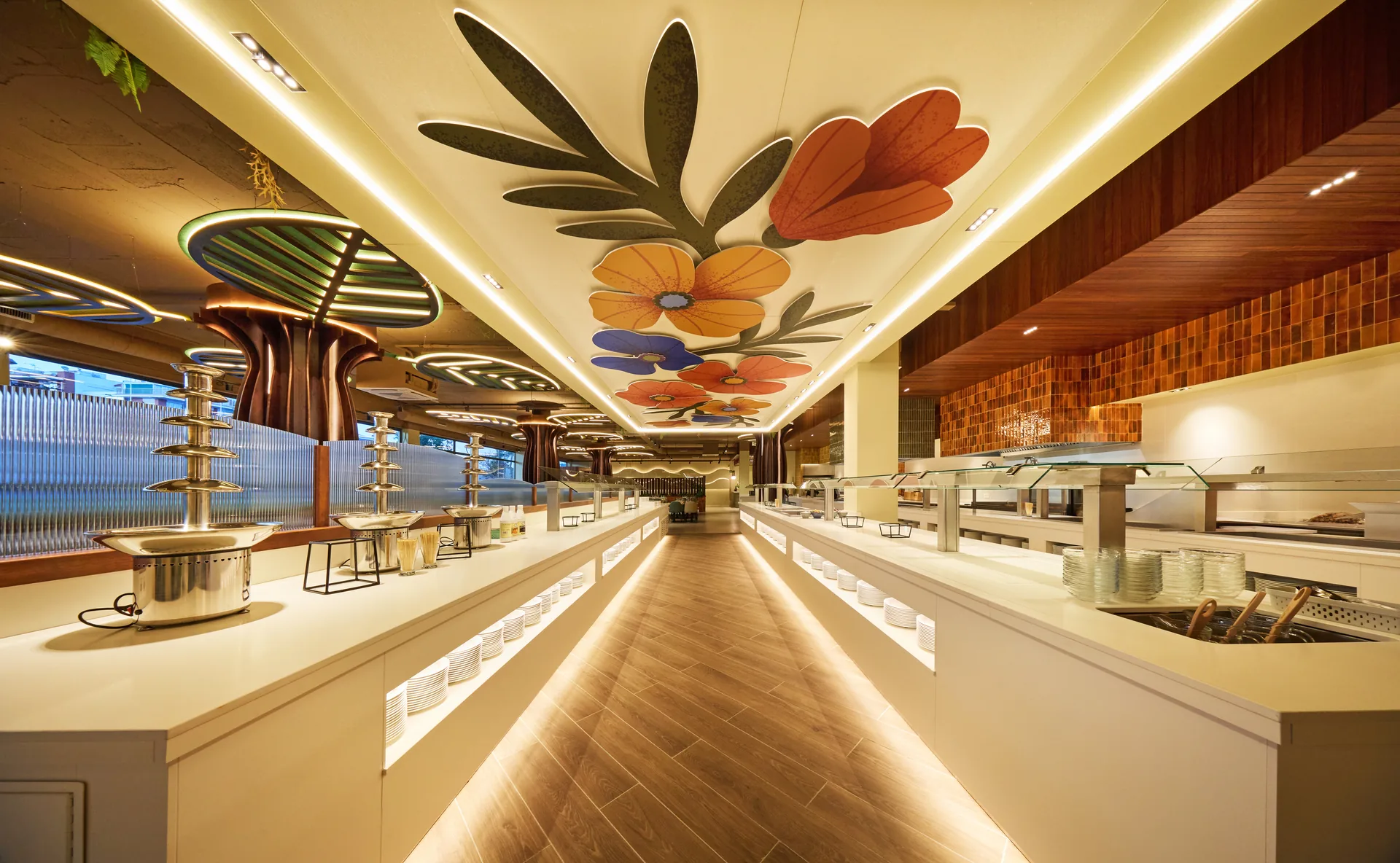 Línea de bufet iluminada bajo el techo decorativo con motivos florales