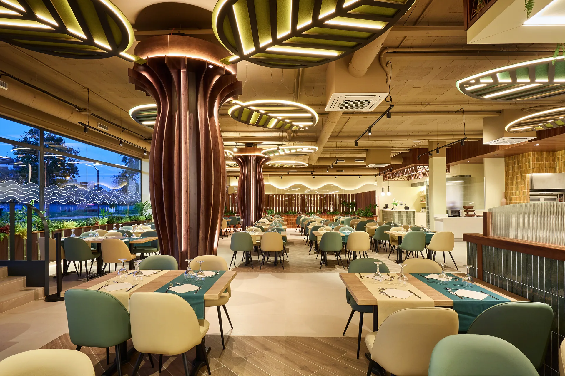 Sala del restaurante con columnas revestidas de madera en forma de árbol